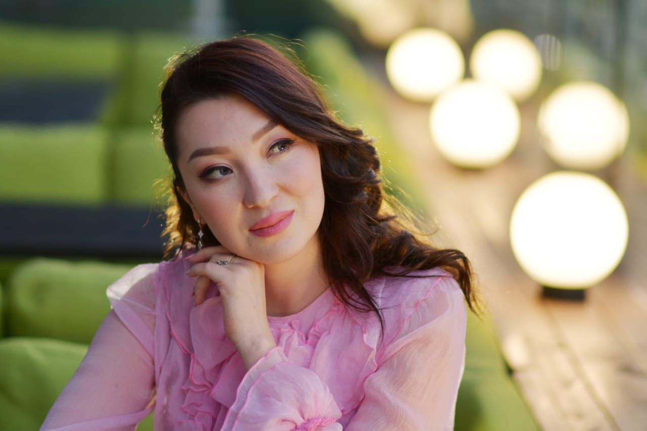 اتاقتى ديزاينەر قيىن جاعدايعا تاپ بولعان ايەلدەرگە 50 كيىم ۇلگىسىن سىيلايدى