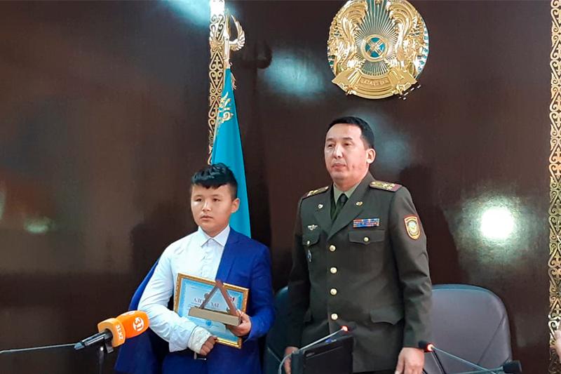 شىمكەنتتە ورتەنىپ جاتقان ۇيدەن سابيلەردى امان الىپ قالعان جاس باتىر ماراپاتتالدى