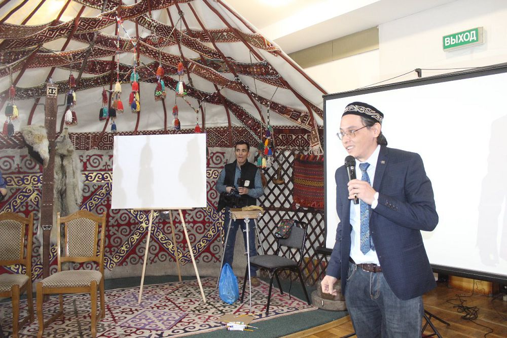 كوزىن بايلاپ سۋرەت سالاتىن سۋرەتشى