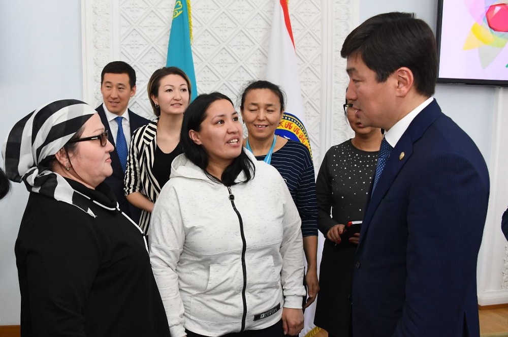  الماتى اكىمى كوپبالالى انالارمەن كەزدەستى