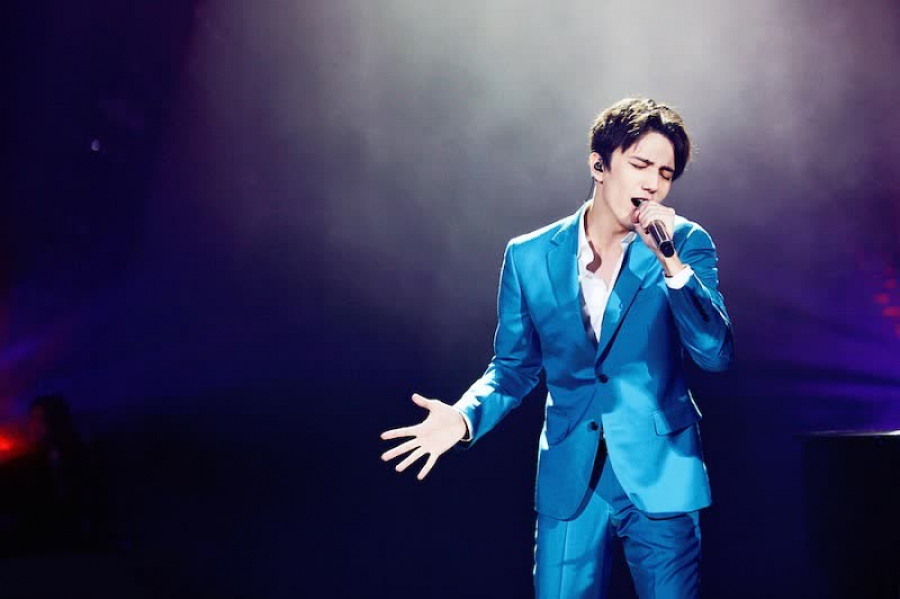 ديماش «The World's Best» بايقاۋىنىڭ ەكىنشى تۋرىندا حالىق ءانىن ورىندايدى