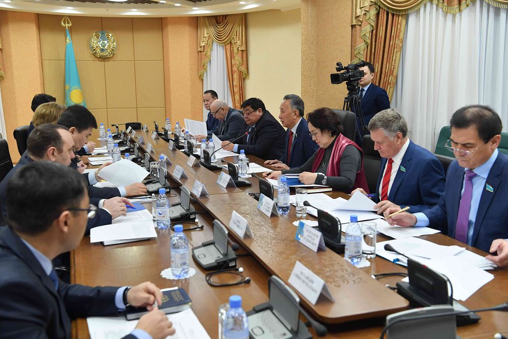 سەناتورلار «داكتيلوسكوپيالىق جانە گەنومدىق تىركەۋ تۋرالى» زاڭدى ىسكە اسىرۋ ماسەلەلەرىن تالقىلادى