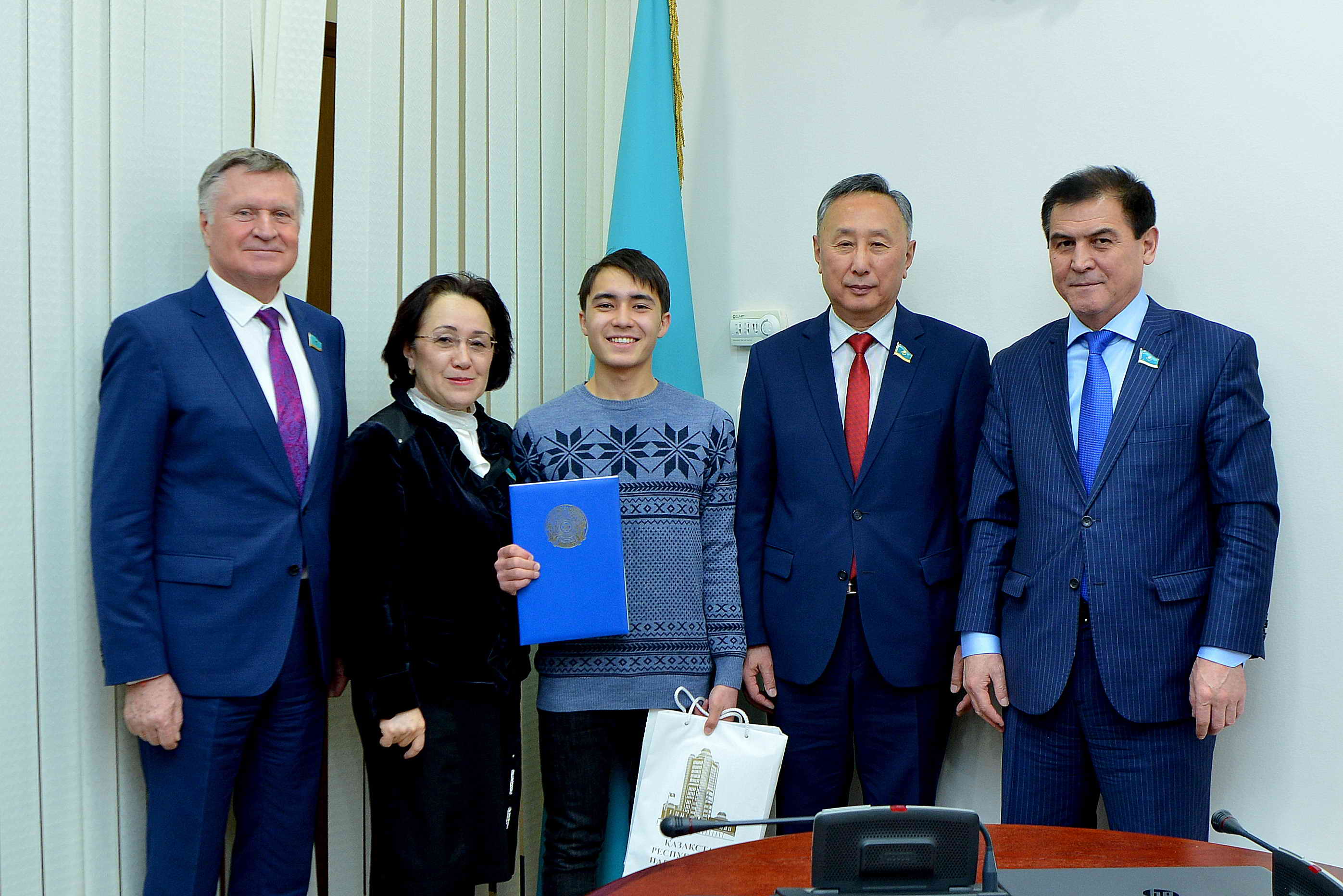 سەناتتا قۇدىققا تۇسكەن بالانى قۇتقارىپ قالعان وقۋشىمەن كەزدەسۋ ءوتتى