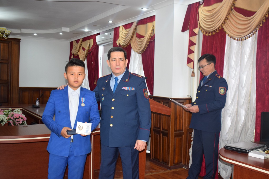 بالا باقىتجان «ورتتە كورسەتكەن قايسارلىعى ءۇشىن» مەدالىمەن ماراپاتتالدى