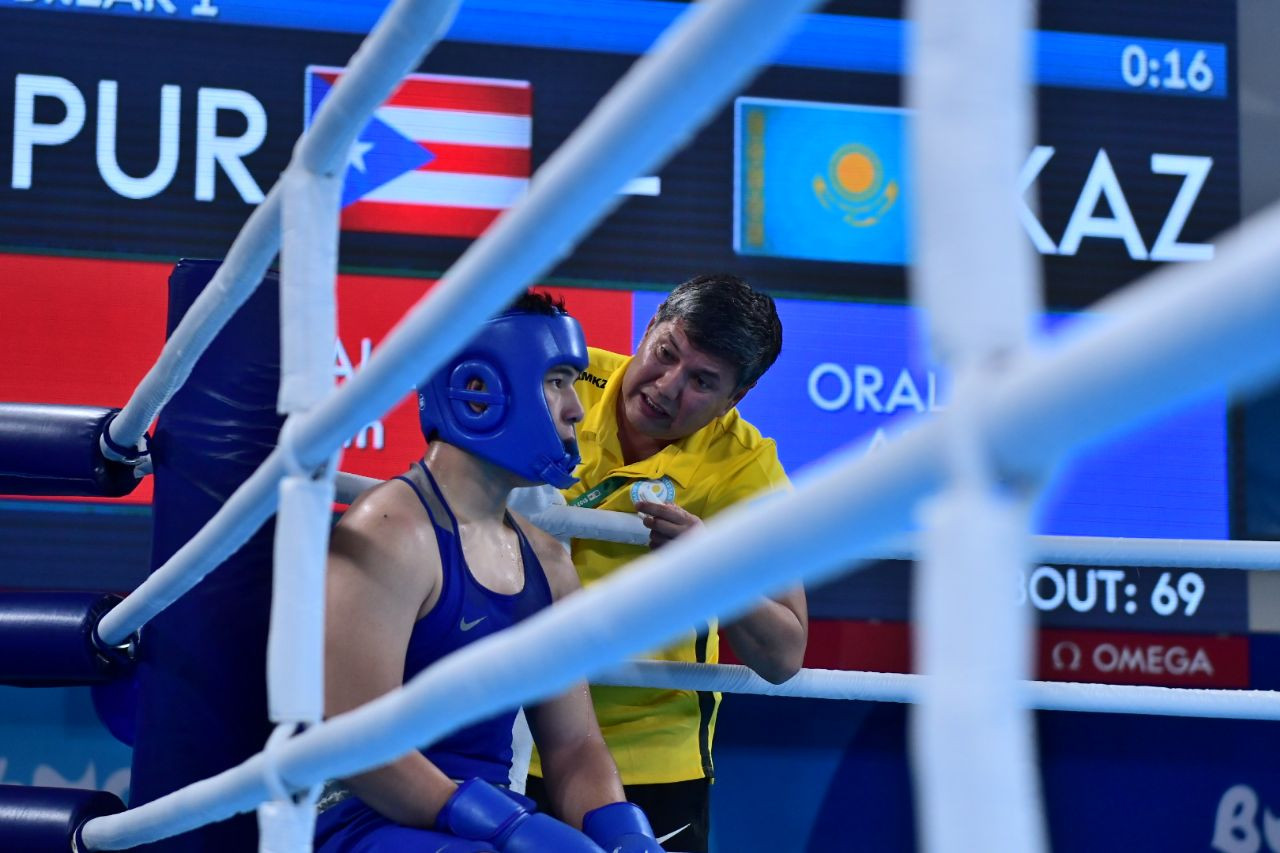 عالىمبەك كەنجەباەۆ قازاق بوكسشىلارىنىڭ فينالداعى جەڭىلىسىن ءتۇسىندىردى