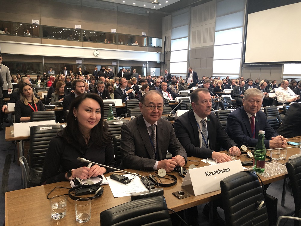 سەنات دەپۋتاتتارى ەقىۇ پا سەسسياسىنا قاتىستى