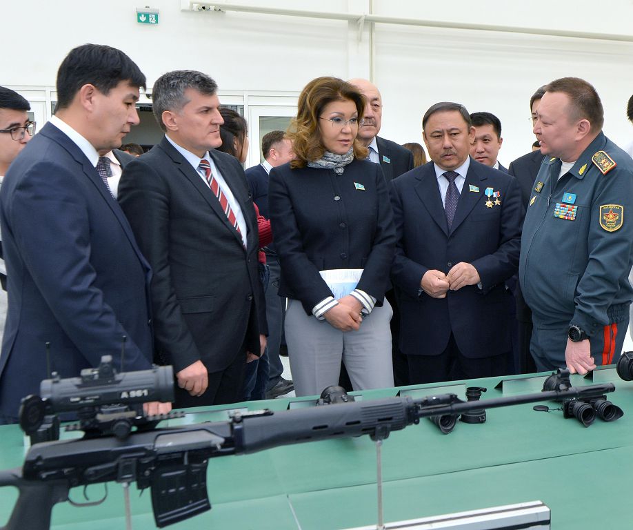 سەناتورلار قورعانىس ونەركاسىبىنىڭ كاسىپورىندارىندا بولدى