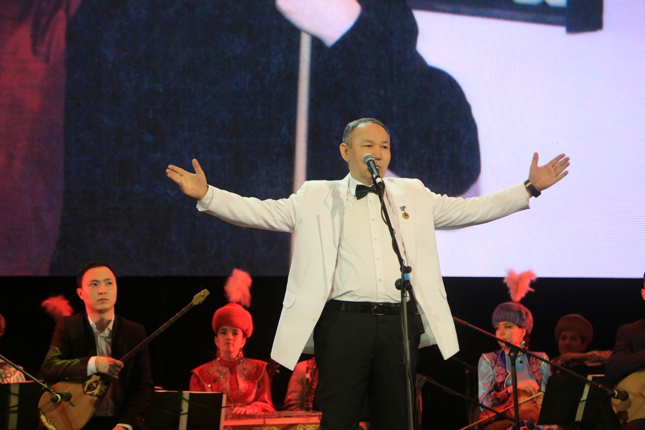 اقىننىڭ كەشى انشلاگپەن ءوتتى