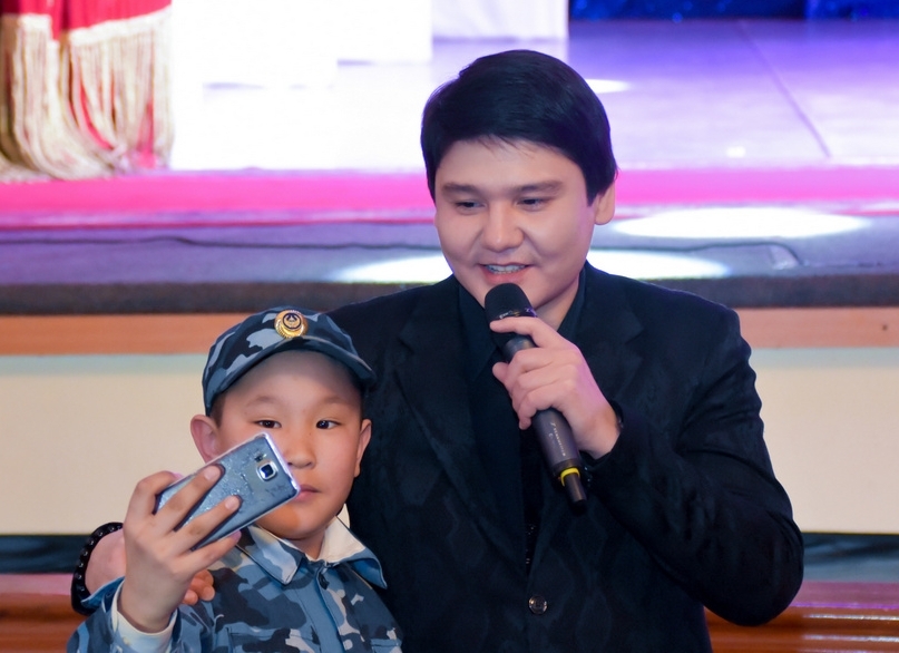 قاراعاندىدا بەيبىت قورعان 700 بالانىڭ الدىندا ءان سالدى