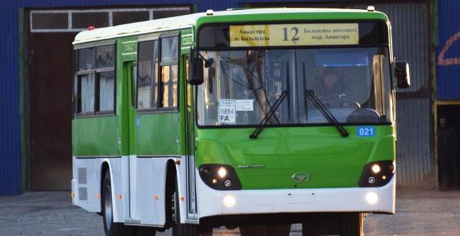  «ورال-اتىراۋ» باعىتىنداعى جولاۋشىلار اۆتوبۋسى جول-كولىك اپاتىنا ۇشىرادى