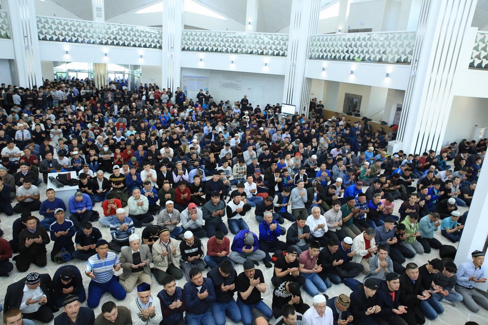 شىمكەنتتە مەشىت يمامى بورىشكەر اكەلەردى اليمەنت تولەۋگە شاقىردى