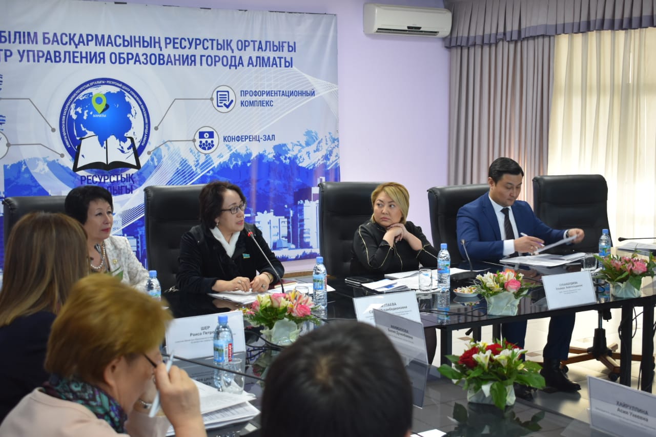 سەناتور جەتىمدەر مەن كوپبالالى وتباسىلاردى قولداۋ شارالارى تۋرالى ايتتى