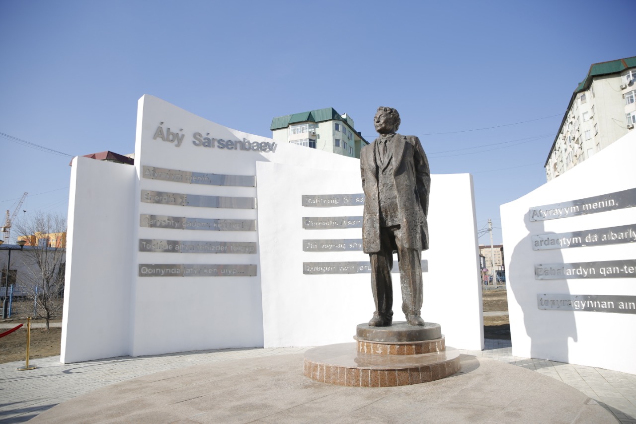 اتىراۋدا حالىق جازۋشىسى ءابۋ سارسەنباەۆتىڭ ەسكەرتكىشى اشىلدى