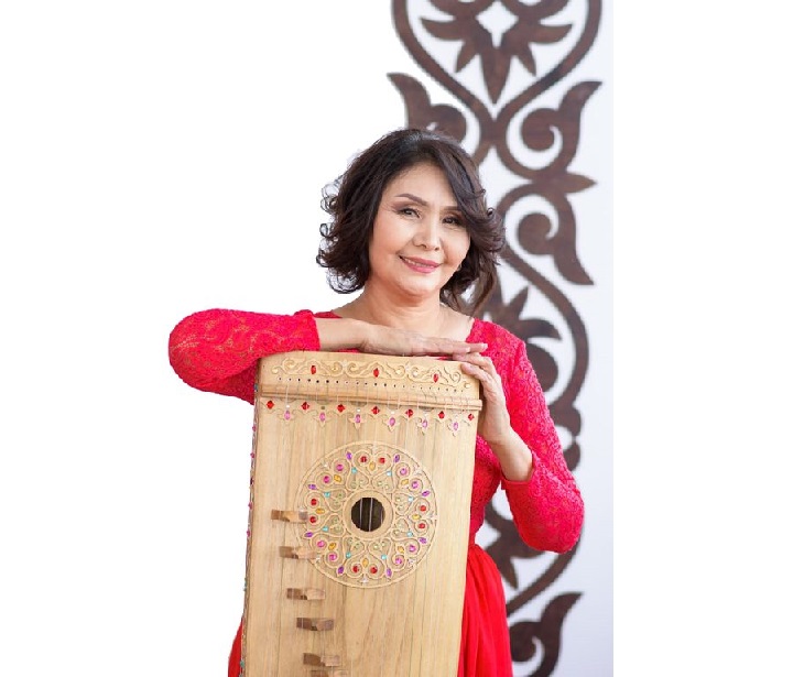 جەتىگەندى وياتقان قازاق قىزى