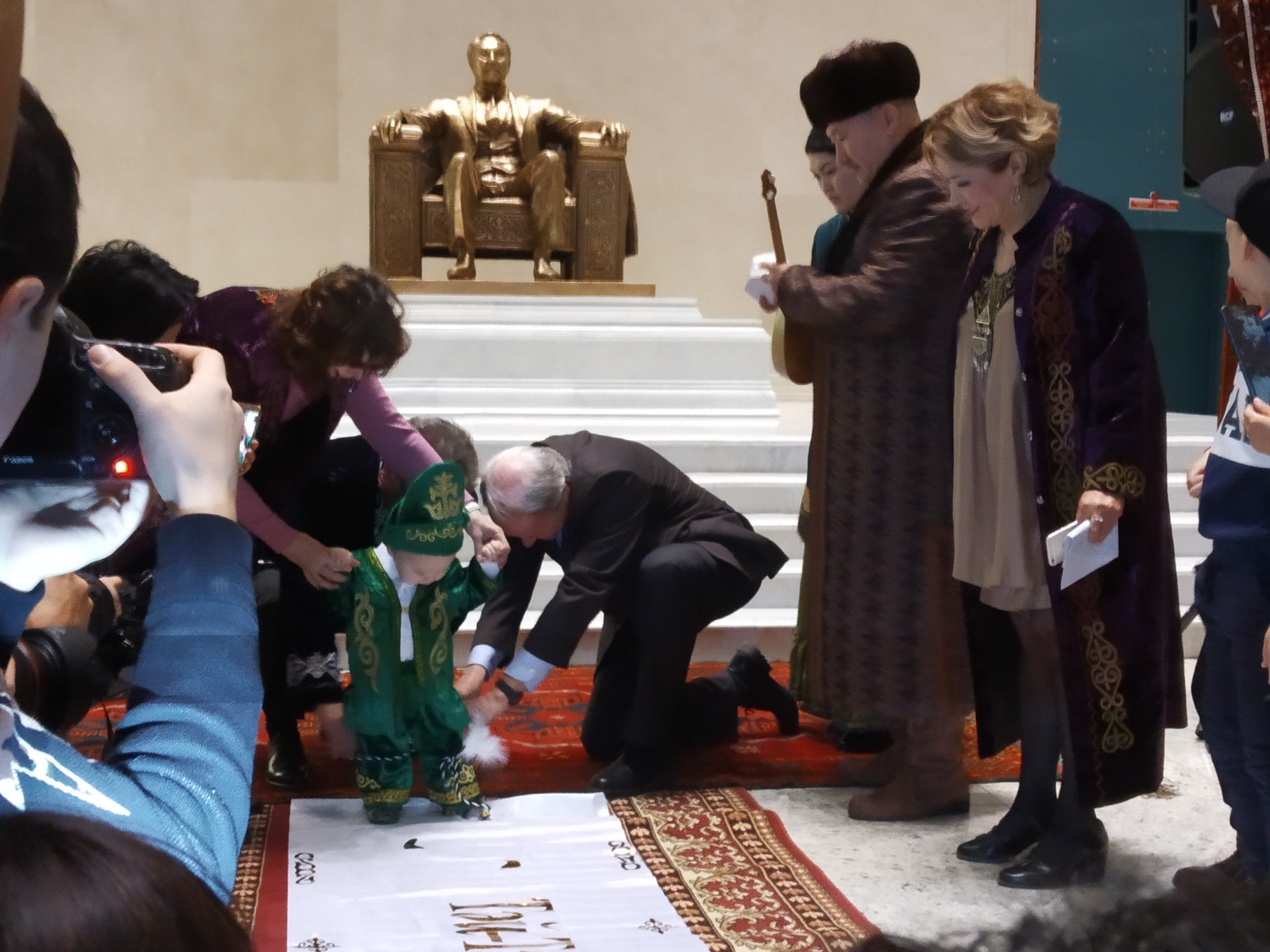 ۇلتتىق مۇراجايدا اتا-اناسىنىڭ قامقورلىعىنسىز قالعان بالالاردىڭ تۇساۋلارى كەسىلدى 