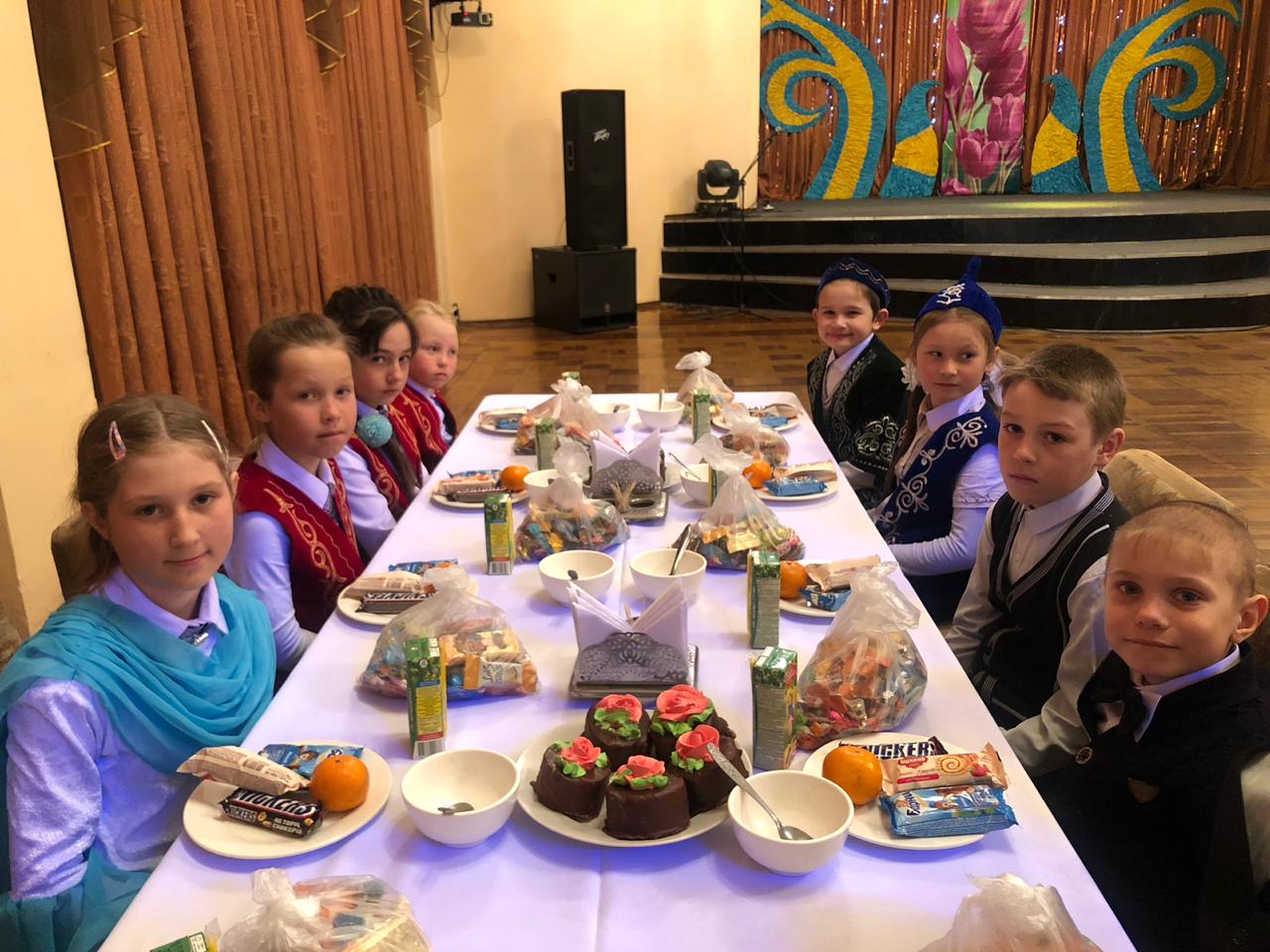 شقو: التاي اۋدانىندا كوپبالالى وتباسىلاردىڭ بالالارىنا داستارحان جايىلدى