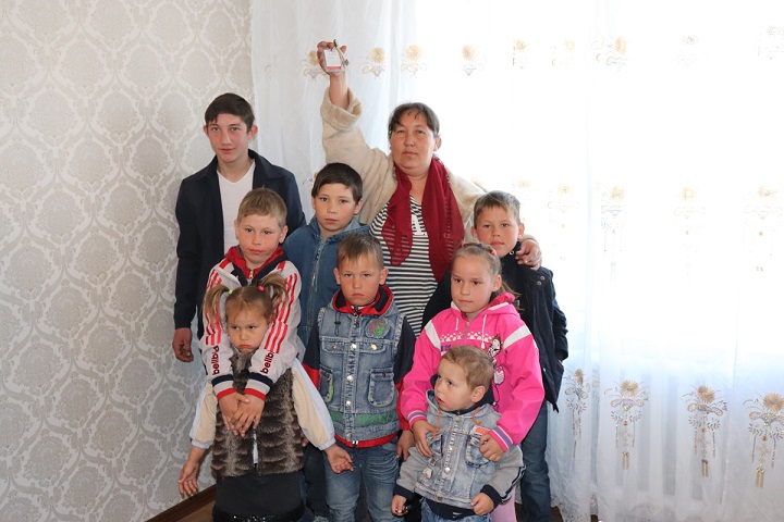  كاسىپكەر كوپبالالى وتباسىنا 3 بولمەلى پاتەر سىيلادى