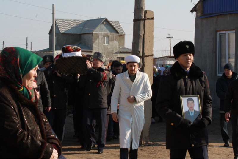 اتىراۋ حالقى ەرلىكپەن قازا تاپقان پوليتسەيدى سوڭعى ساپارعا شىعارىپ سالدى