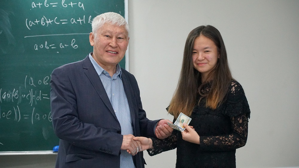 اكادەميك اسقار جۇمادىلداەۆ جاسىرعان ەسەبىن شىعارعان سدۋ ستۋدەنتىنە 100 دوللار سىياقى بەردى