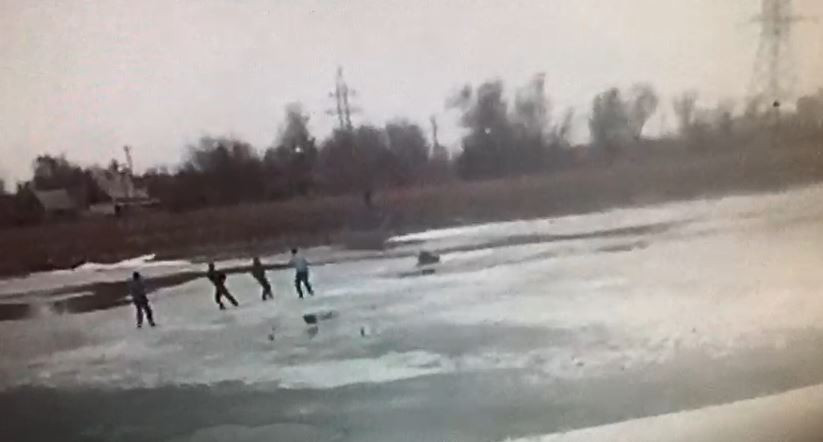 پوليتسەيلەر مەن تجد قىزمەتكەرلەرى ەسىل وزەنىنە باتىپ بارا جاتقان ازاماتتى قۇتقاردى