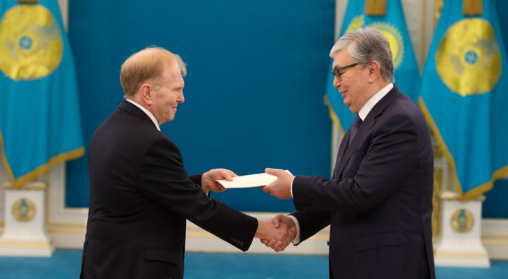 قاسىم-جومارت توقاەۆ اقش ەلشىسىنەن سەنىم گراموتاسىن قابىلدادى