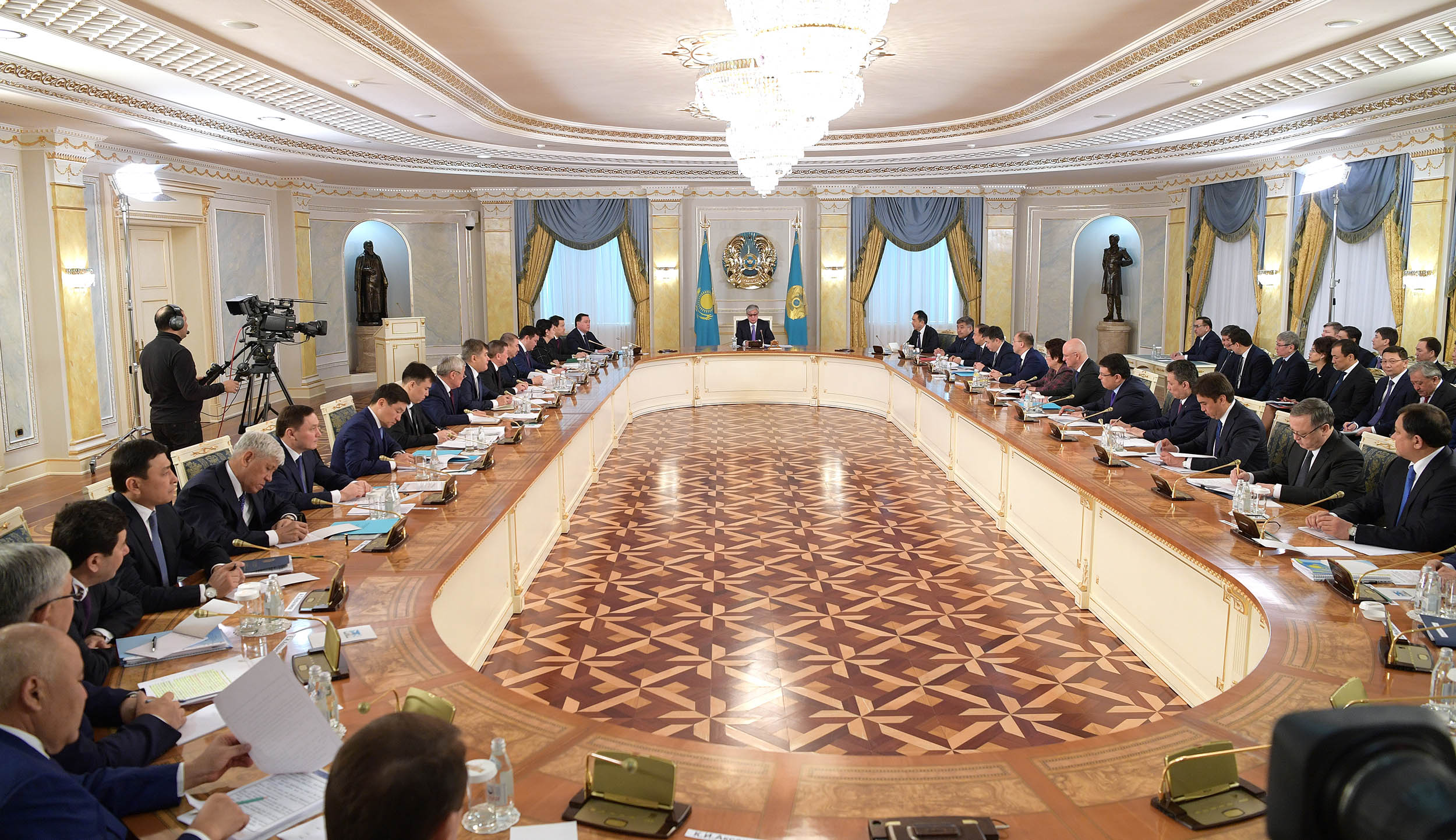 پرەزيدەنت اكىمدەرمەن كەڭەس وتكىزدى