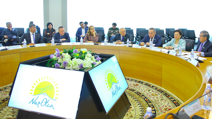 «ميراس» كەڭەسىنىڭ مۇشەلەرى ەلورداعا ەلباسى ەسىمىن بەرۋ تۋرالى شەشىمگە قولداۋ ءبىلدىردى