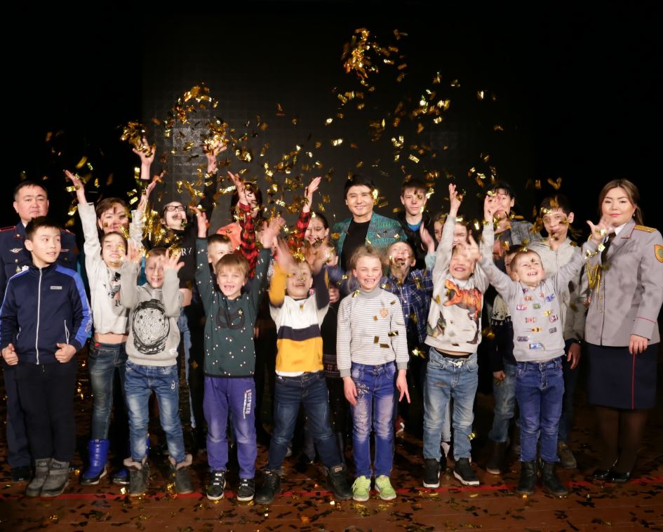 ەلوردالىق پوليتسيا كوپبالالى وتباسىلارعا ارنالعان قايىرىمدىلىق كونتسەرت ۇيىمداستىردى