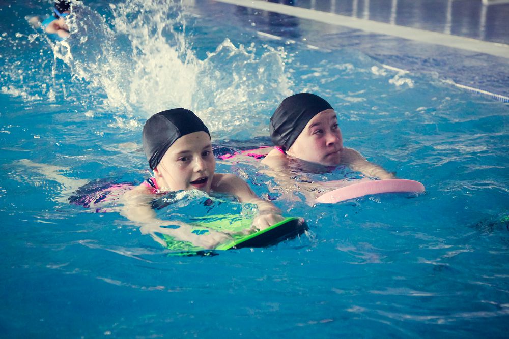 الماتىدا ينتەرناتتار مەن بالالار ۇيلەرىنىڭ تاربيەلەنۋشىلەرى ترياتلوندى تەگىن ۇيرەنىپ ءجۇر