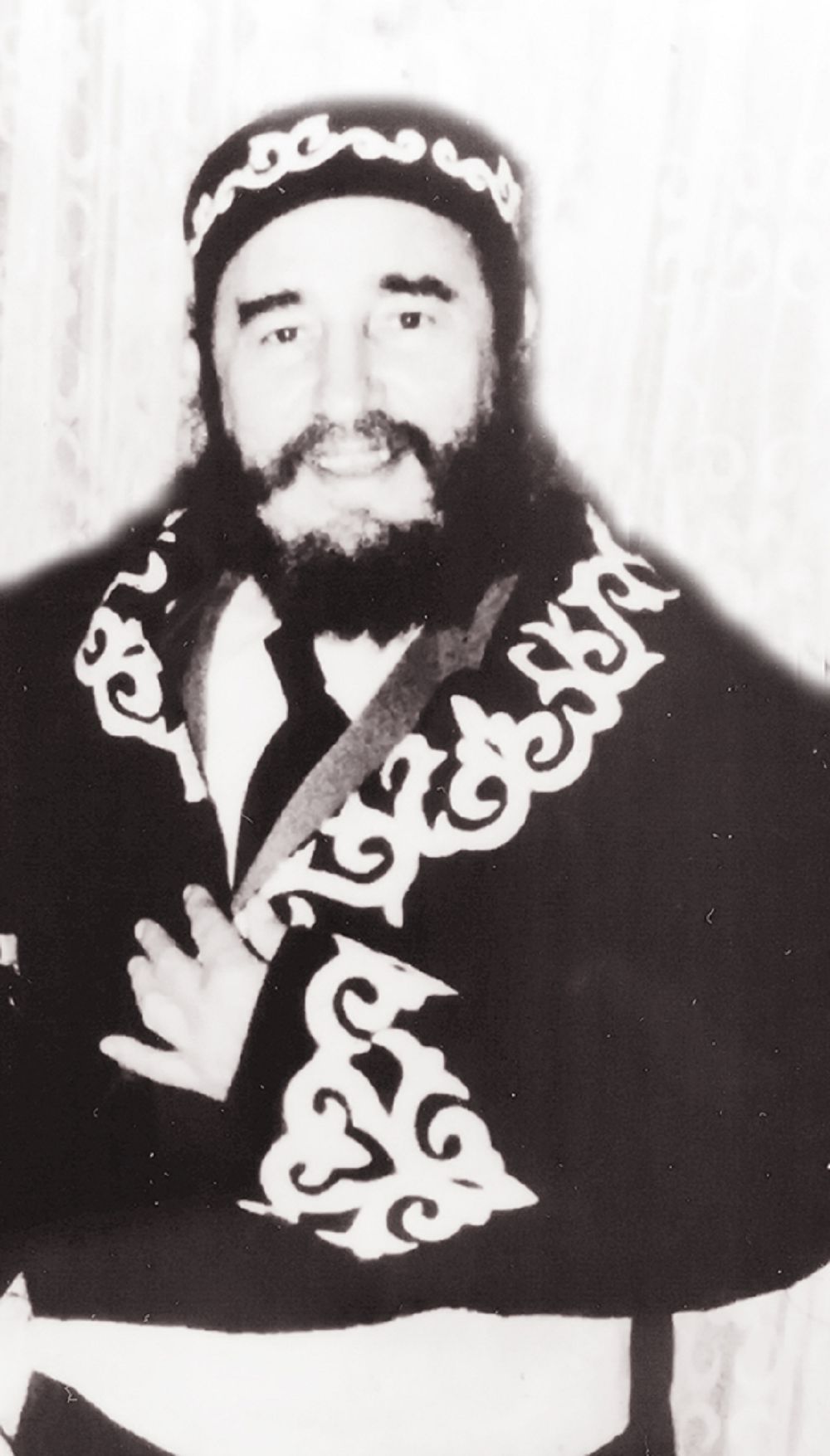 فيدەل كاسترو كيگەن قازاقتىڭ ۇلتتىق شاپانى