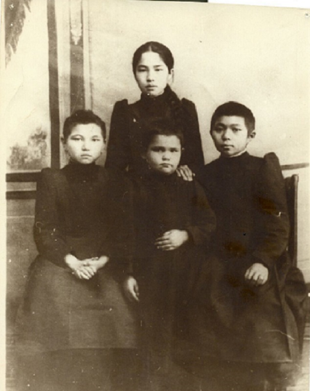 قوستاناي ەكى سىنىپتىق ورىس-قازاق ۋچيليششەسىنىڭ وقۋشىلارى