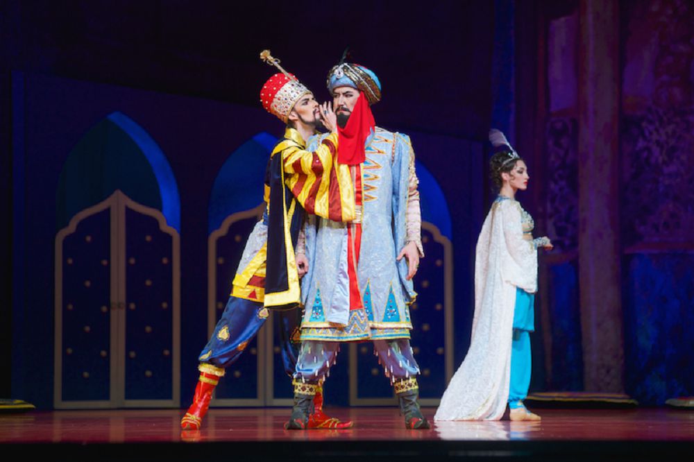 كرەمل سارايىندا ونەر كورسەتەدى