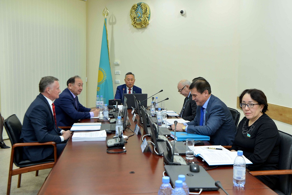 سەناتتا اۆتورلىق قۇقىق تۋرالى زاڭ جوباسى تالقىلاندى