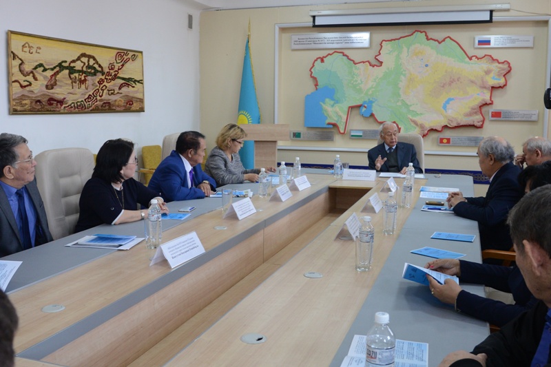 «تۇلعاتانۋدىڭ عىلىمي نەگىزدەرى: بۇگىنى مەن بولاشاعى» تاقىرىبىندا دوڭگەلەك ۇستەل ءوتتى