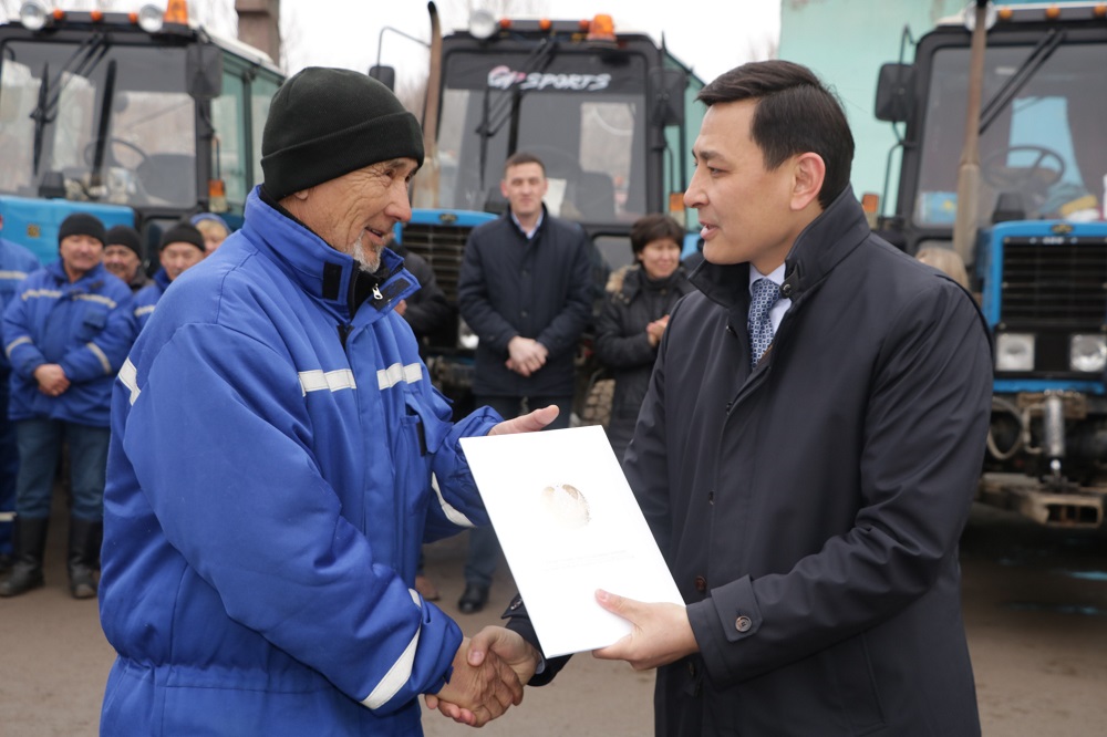 باتىس قازاقستان وبلىسىنىڭ اكىمى قاراپايىم قار تازالاۋشىلارعا العىس ايتتى