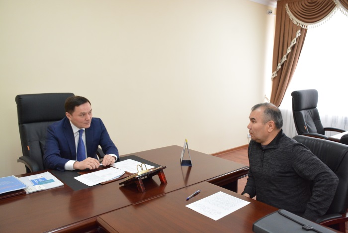 اقمولا وبلىسىنىڭ اكىمى ەرمەك مارجىقپاەۆ ازاماتتاردى جەكە ماسەلەلەرىمەن قابىلدادى