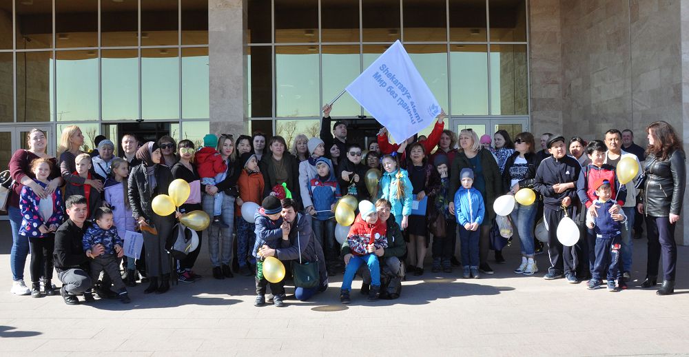 قوستانايدا اۋتيزممەن اۋىراتىن بالالاردى قولداۋ شاراسى ءوتتى