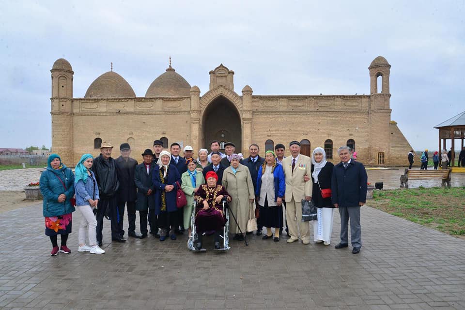 ەلباسىنىڭ دوستارى كيەلى جەرلەرگە زيارات جاسادى