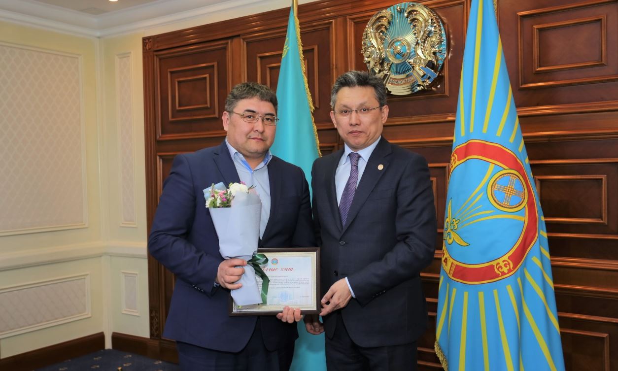 باقىت سۇلتانوۆ دەنساۋلىق ساقتاۋ سالاسى قىزمەتكەرلەرىنە قۇرمەت كورسەتتى