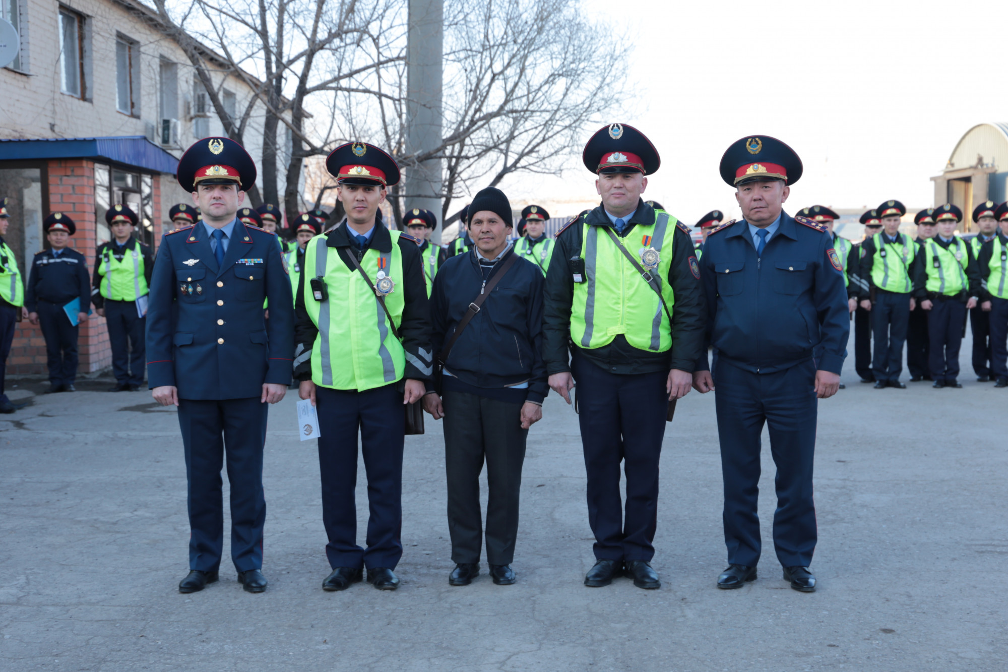 استانالىق پوليتسەيلەر سۋعا باتىپ بارا جاتقان ادامدى قۇتقارعانى ءۇشىن ماراپاتتالدى