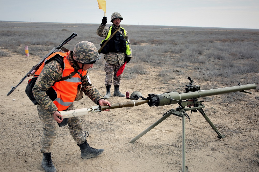 تەڭىز جاياۋ اسكەرلەرىنىڭ جاۋىنگەرلەرى ۇزدىك «مەرگەن باتالون» جارىسىندا توپ جاردى