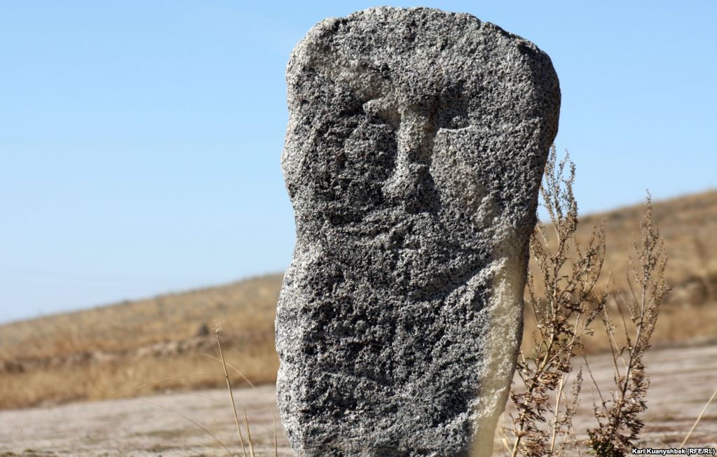 كونە ەسكەرتكىشتەر سويلەيدى