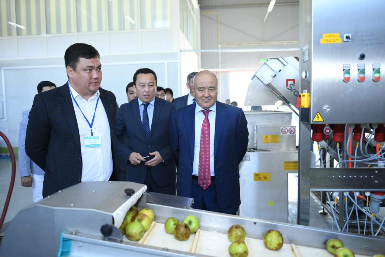 ومىرزاق شوكەەۆ: شارۋالار وتاندىق ونىمدەردى پايدالانۋ ءتيىس