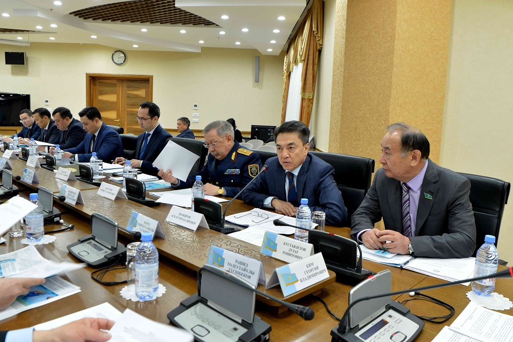 سەنات كوميتەتى قازاقستان ازاماتتىعىن زاڭنامالىق تۇرعىدان رەتتەۋ ماسەلەلەرىن تالقىلادى