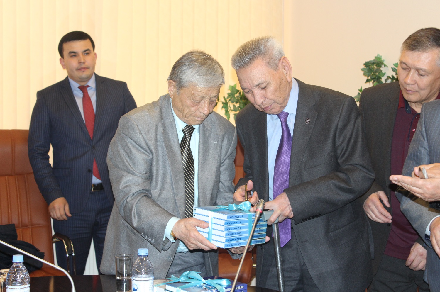 جازۋشى ءجادي شاكەن ۇلىنىڭ كىتاپتارىنىڭ تۇساۋى كەسىلدى