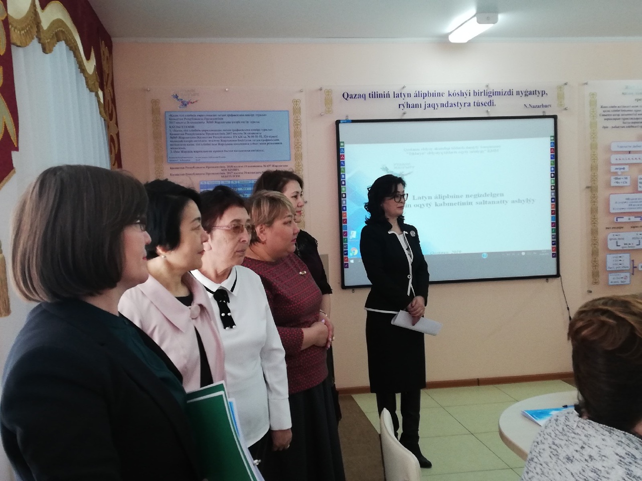 قوستانايدا لاتىن گرافيكاسى نەگىزىندەگى قازاق ءتىلىن ۇيرەنۋ كابينەتى اشىلدى