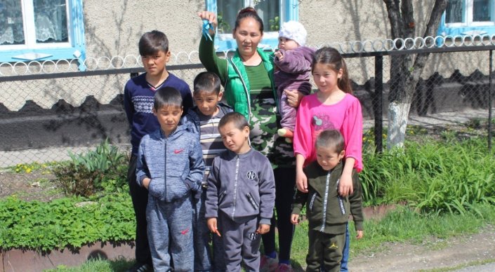 تەكەلىدەگى كوپبالالى وتباسىعا كاسىپكەرلەر ءۇي سىيلادى