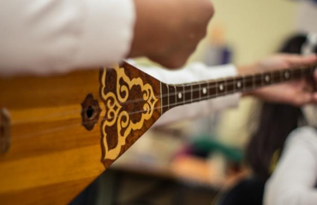 اتىراۋدا دومبىرادان «Saz Perneli Saraishyq» حالىقارالىق فەستيۆال-سايىسى وتەدى