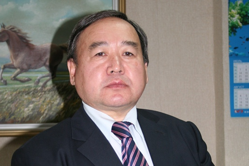 سادىبەك تۇگەل پرەزيدەنتتىككە ۇمىتكەر رەتىندە قۇجاتتارىن تاپسىردى