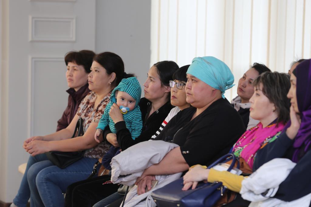 نۇر-سۇلتانداعى كوپبالالى وتباسىلاردىڭ بالالارى بالاباقشاعا تەگىن بارادى